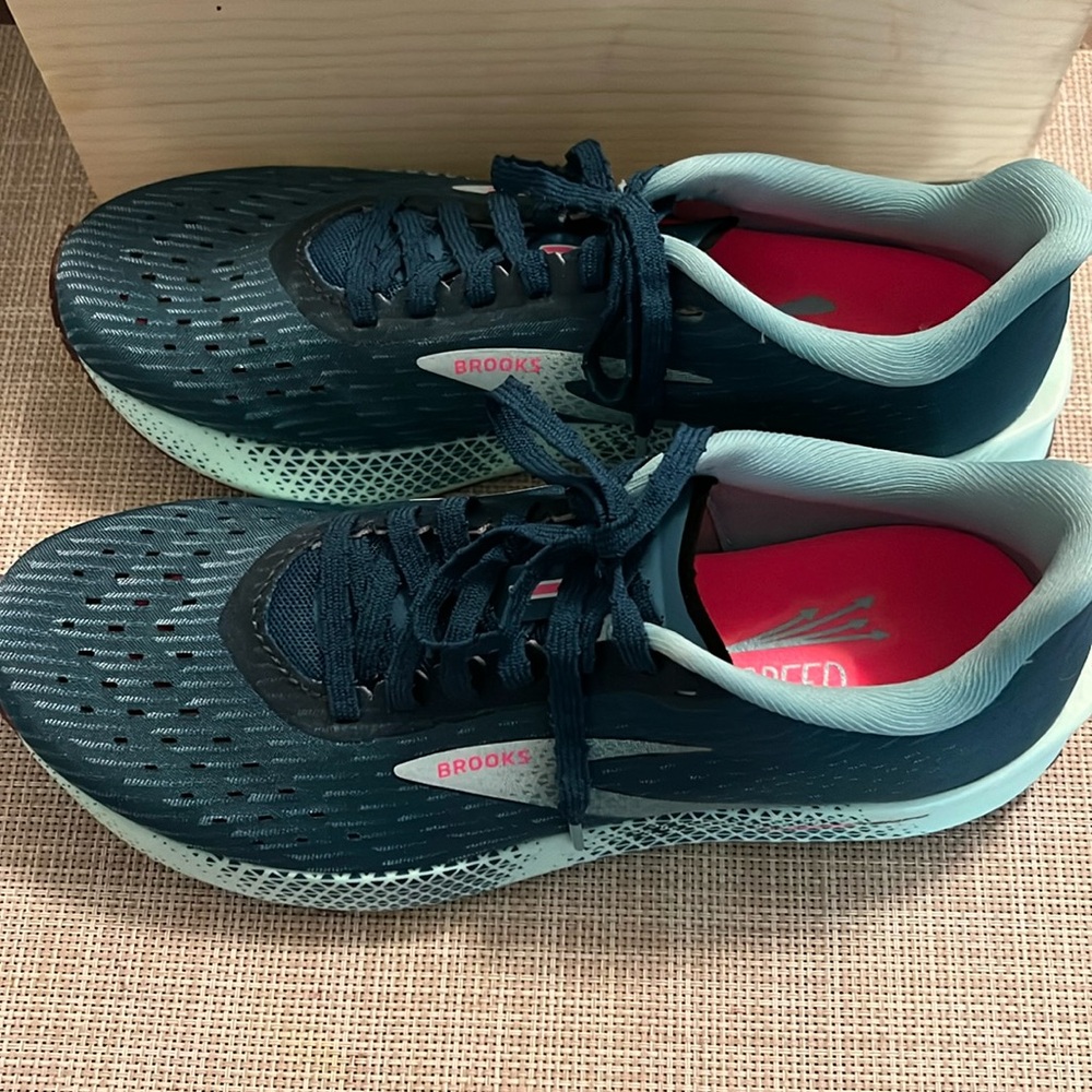 Never worn Brooks Women 7.5